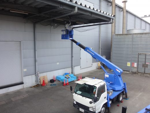 プラスチック製造工場 荷捌室前庇 防鳥工事