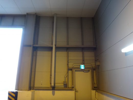 プラスチック製造会社 トラックヤード出入口 屋内壁面防鳥工事